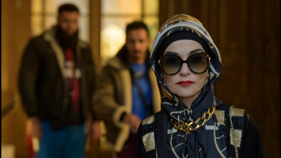 Isabelle Huppert spelar fransk-arabisk tolk och otippade knarkdrottning i kulturkrockskomedin "Mama weed".