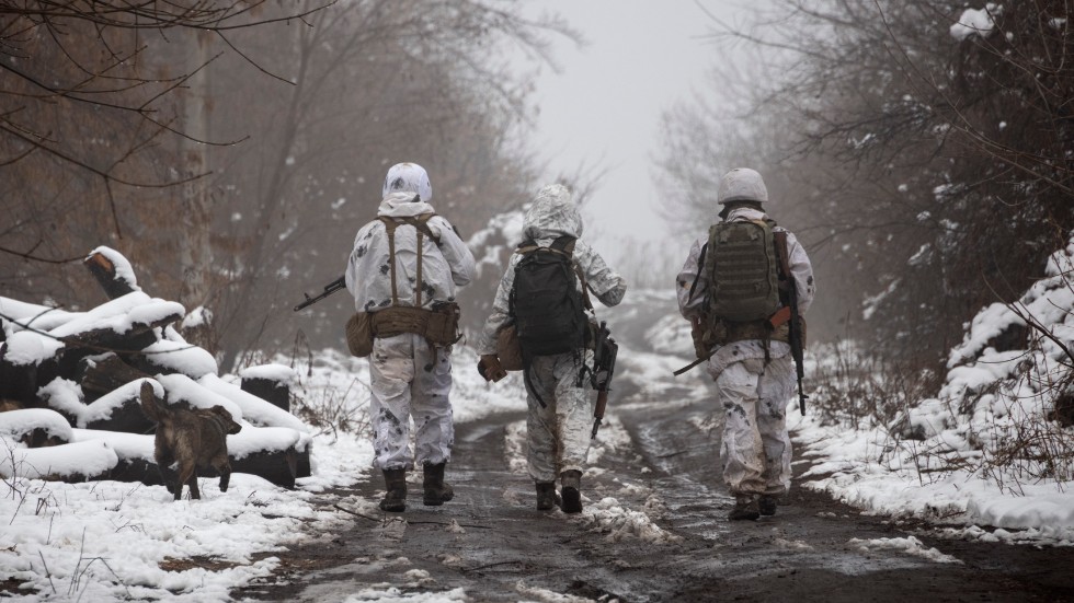 Ukrainska soldater rör sig i östra Ukraina, nära området där rysk militär har härjat sedan 2014. Moskvas tilltagande vapenskrammel syftar till att ta ifrån Ukraina dess självbestämmande som fri, demokratisk stat i Europa.  