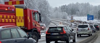 Stor påverkan på E4 efter lastbilsolycka i halkan: "Håll er hemma om ni inte måste ut på vägarna"