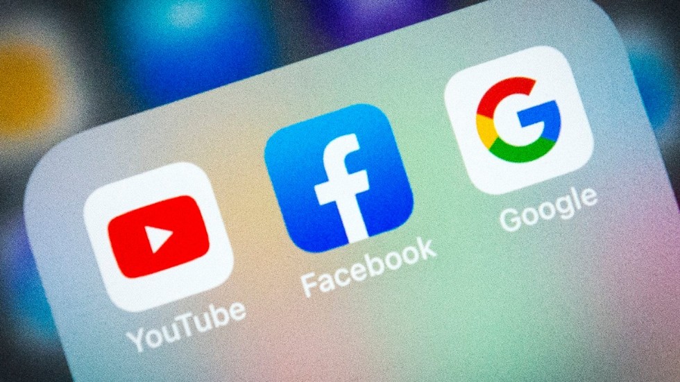 En utredare föreslår att datajättar som Apple, Facebook och Google ska bli skyldiga att lagra data om meddelanden i appar. Arkivbild.