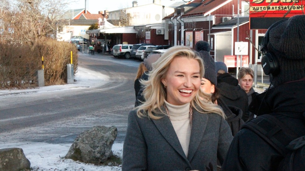 Ebba Busch är partiledare för KD - här fotad vid ett nyligt besök i Östra Husby - ett av de partier som det "varnas" för i denna insändare.