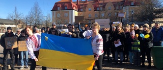 Katrineholmare manifesterade för Ukraina – Irinas föräldrar och bror är kvar i landet: "Det ser inte så bra ut"