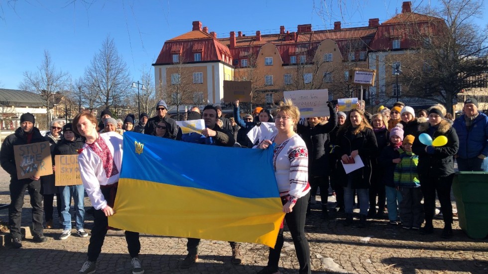 Oksana Svantesson och hennes son Sebastian håller upp Ukrainska flaggan under manifestationen. Runt 40 personer deltog, trots kort varsel.