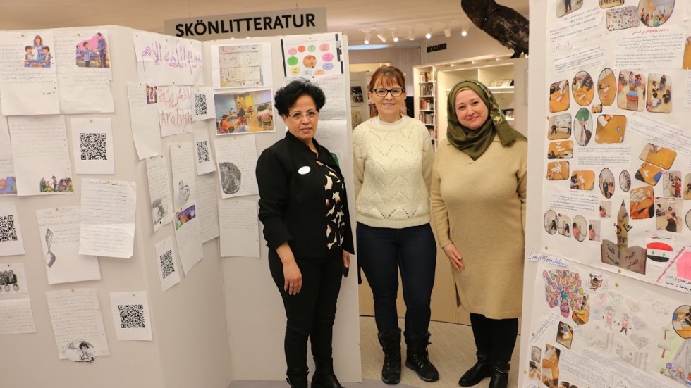 Lärarna Amina Thörnqvist, Milena Komlenic och Ranim Tabbakh firar Modersmålsdagen på biblioteket i Hultsfred genom att visa upp lite av vad eleverna jobbar med. Hela veckan kommer utställningen att finnas på plats.