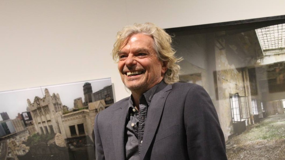 Jan Jörnmark syns här på Arbetets museum när några av hans fotografier ställdes ut 2019.
