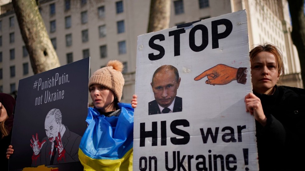 Demonstranter i London kräver hårda tag mot Rysslands president Vladimir Putin efter inmarschen i Ukraina.