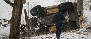 LISTA: Flera bussar i diken och en vält grävsmaskin • Kommunen: ”Värsta snöovädret på 20 år”