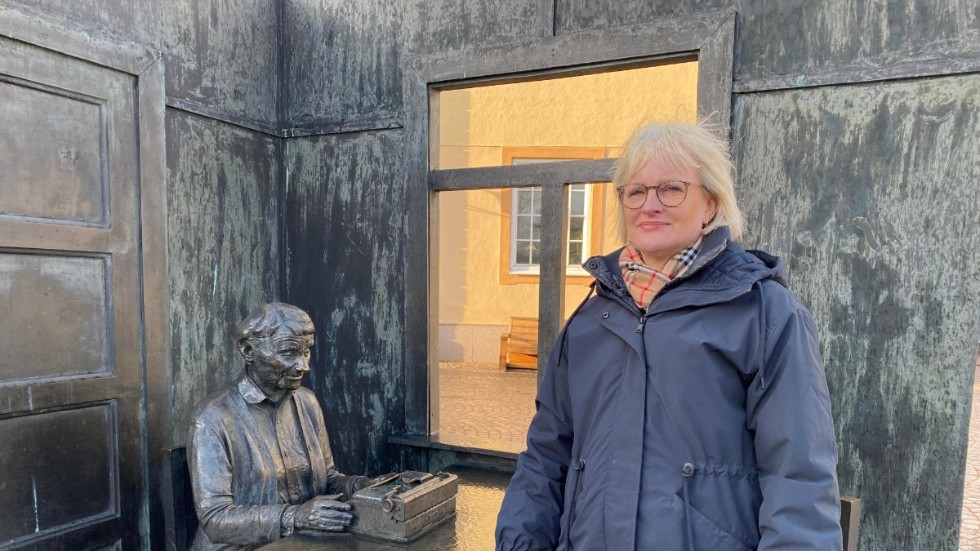 Christina Thorstensson var turistchef i Vimmerby när Astrid Lindgren gick bort. Här framför statyn av Astrid på torget. "Statyn är en helt egen historia", säger hon.