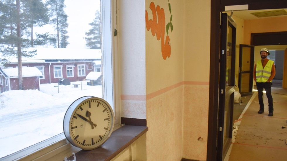 Om en klocka ska sättas upp på Furuskolan måste personal kallas in från Boliden, trots att kompetensen finns i Jörn.