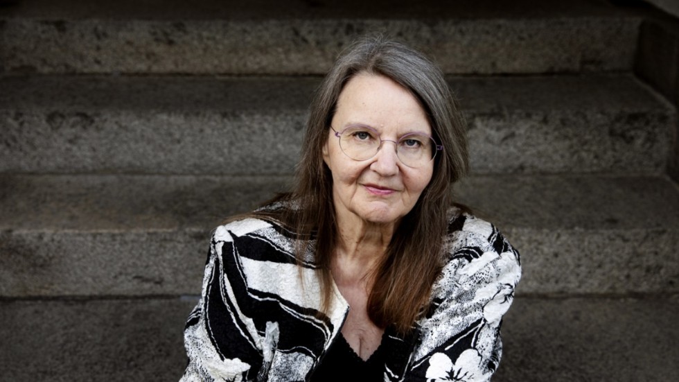 Eva Ström (född 1947) är bosatt i Kristianstad. Hon har sedan debuten 1977 gett ut flera böcker i olika genrer. Senast gav hon 2018 ut den uppmärksammade romanen "Rakkniven".