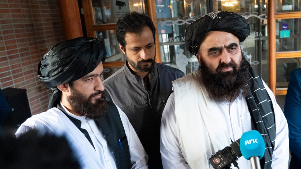 Talibanerna Anas Haqqani och Amir Khan Muttaqi svarade på frågor under en paus i mötet i Oslo på måndagen.