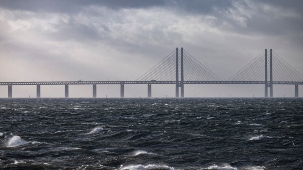 Ett stormpiskat Öresund med Öresundsbron i horisonten. Arkivbild