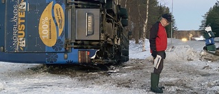 Buss välte på E4 mellan Bureå och Lövånger – flera till sjukhus: ”Bussen drog med sig en lyktstolpe”