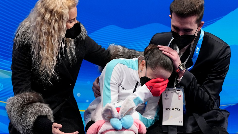 Ryska konståkningsfavoriten Kamila Valieva bröt ihop efter det fria programmet där hon missade medalj.