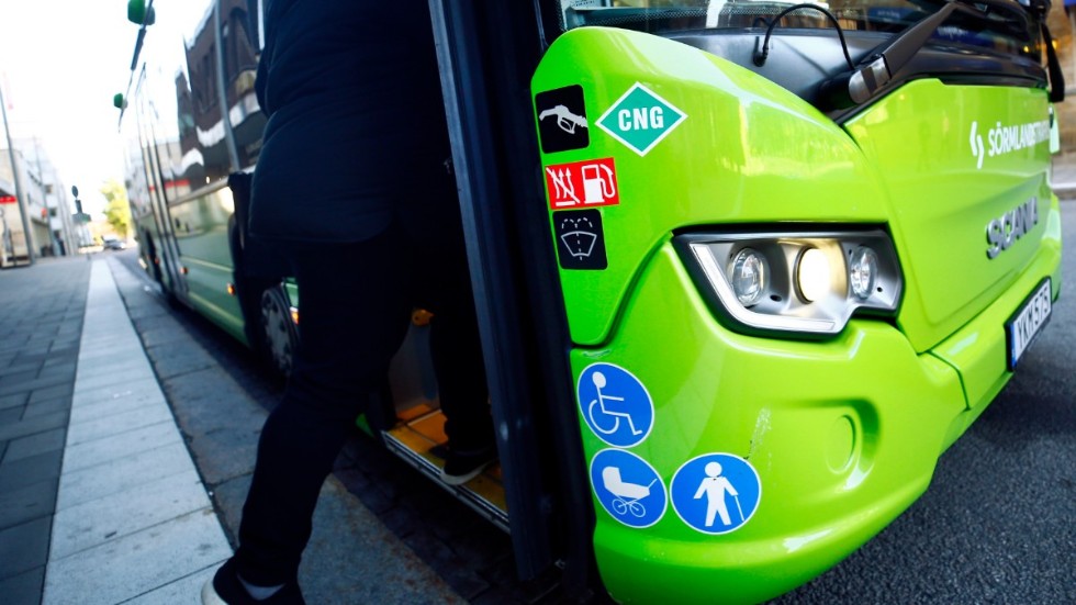Alla våra bussar är numera utrustade med automatisk AC, skriver Johan Tollén, kommunikatör, kollektivtrafik, Region Sörmland.