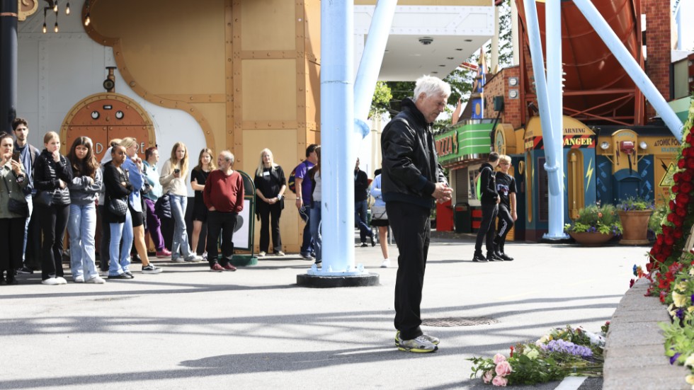 Människor av alla åldrar samlades för att sörja tragedin på Gröna Lund.