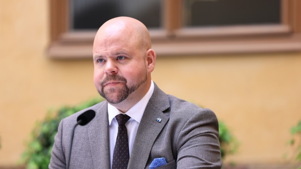 Landsbygdsminister Peter Kullgren (KD) presenterade nyheten på regeringens sommarfika.