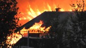 Jättebrand nära gasolcistern: ”Smäller och flyger grejer”