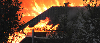 Jättebrand nära gasolcistern: ”Smäller och flyger grejer”