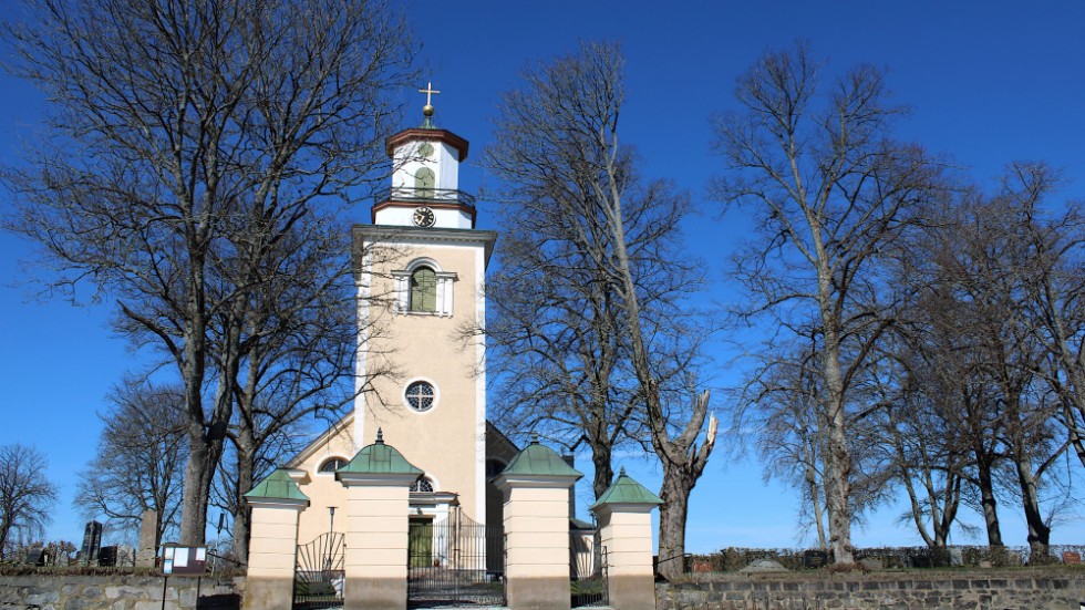 Länsstyrelsen har gett klartecken till nedsågning av 36 träd på Mörlunda kyrkogård.