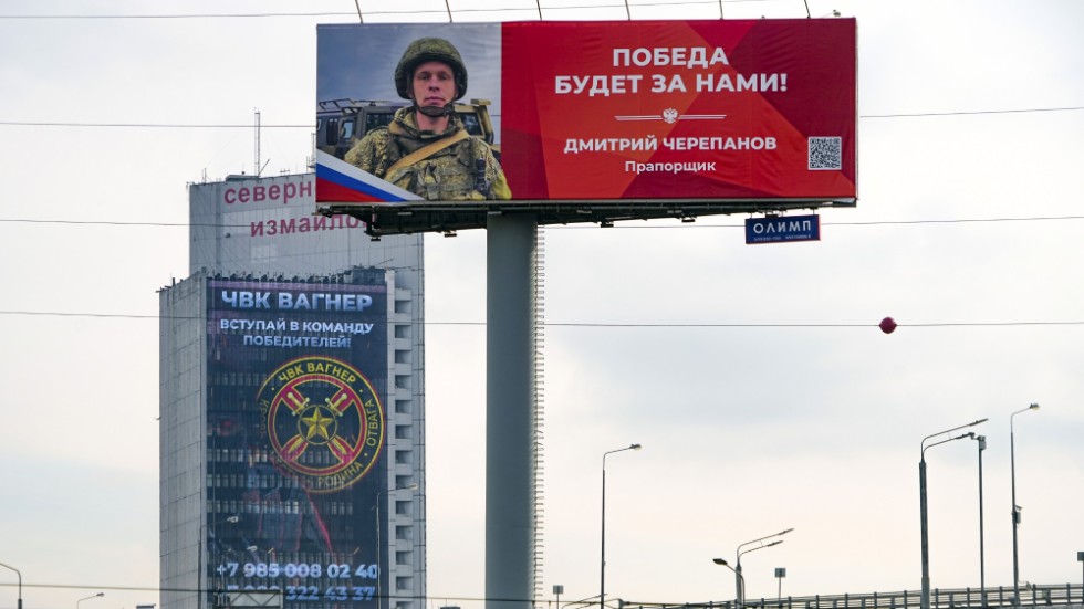 Reklam för Wagner-gruppen i Moskva – "Gå med i segrarlaget!". Framför det ett hjälteporträtt av en rysk soldat som stridit i Ukraina. Arkivbild.