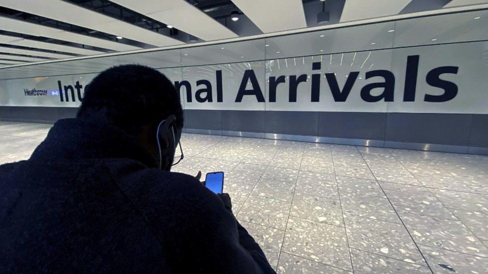 Det är långa köer in i Storbritannien när elektroniska gränsspärrar har slutat att fungera. Arkivbild från en ankomsthall på flygplatsen Heathrow.