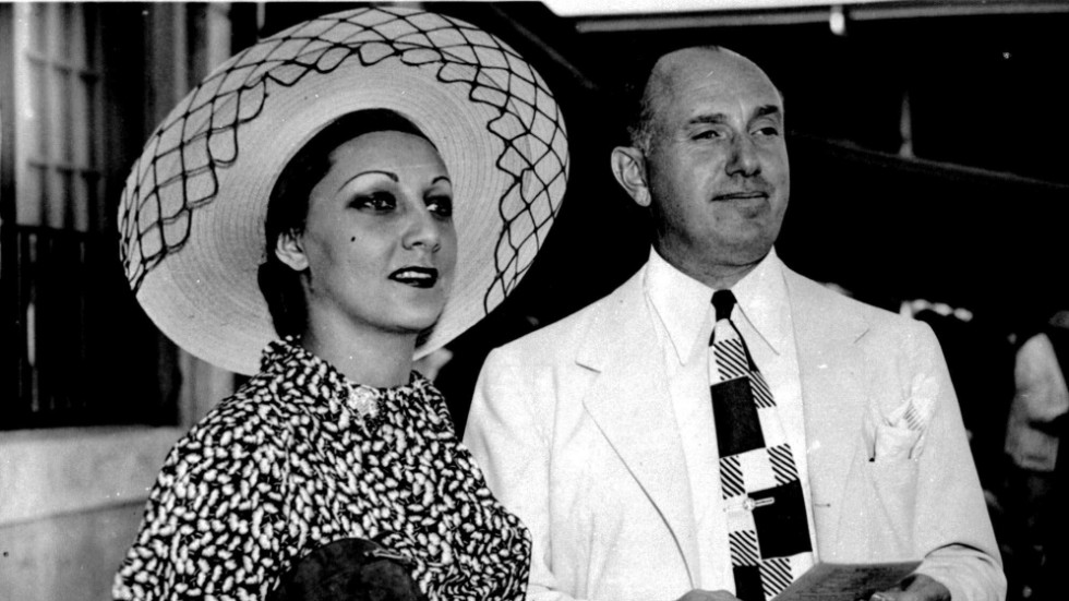 Den mäktige filmmogulen Jack Warner med sin fru 1936. Arkivbild.