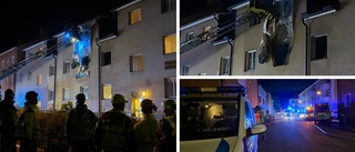 Kraftig brand förstörde lägenhet i natt – en person till sjukhus