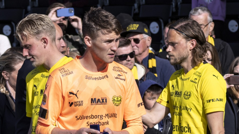 Mjällby, och målvakten Noel Törnqvist (i mitten), förlorade cupfinalen mot Häcken med 0–4.