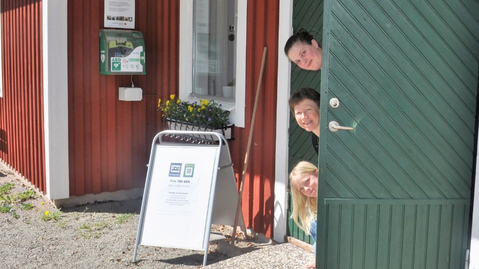 Ida Hermansson och Marie Ragnar får hjälp av Maries barnabarn Ellie att ställa i ordning Brosjögården inför årets säsong. 
