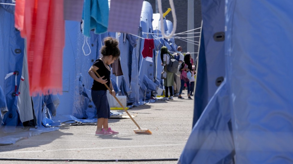 En flicka från Afghanistan i ett flyktingläger i Avezzano i Italien. Arkivbild.