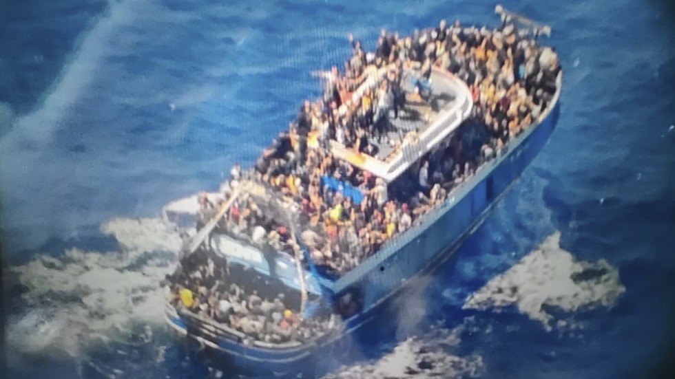 Ett foto den grekiska kustbevakningen tog av migrantbåten innan den sjönk i onsdags.