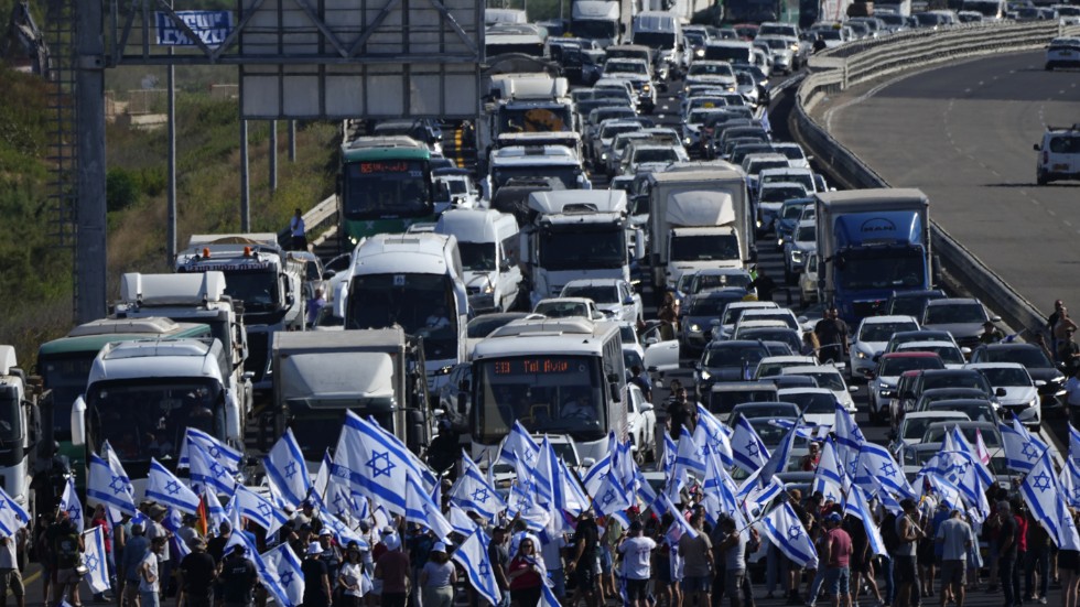 Demonstranter blockerar en motorväg som leder till Haifa.