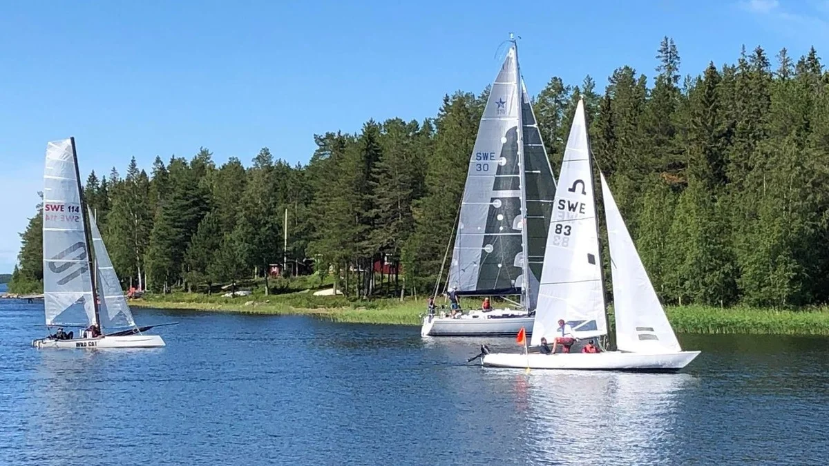 Efter 20 år på land – vann direkt med nygamla båten