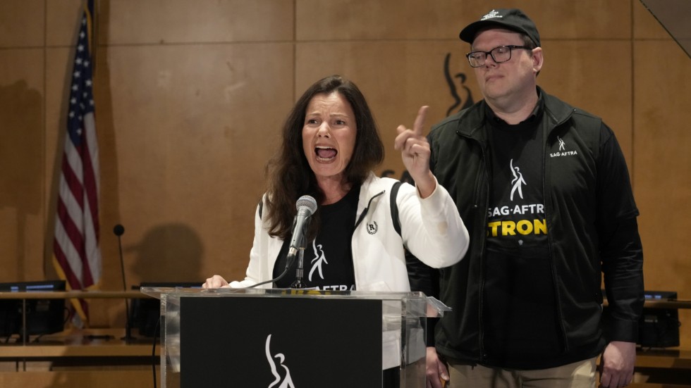 Skådespelarfackets ordförande Fran Drescher och chefsförhandlaren Duncan Crabtree-Ireland vid en presskonferensen om strejkbeslutet.