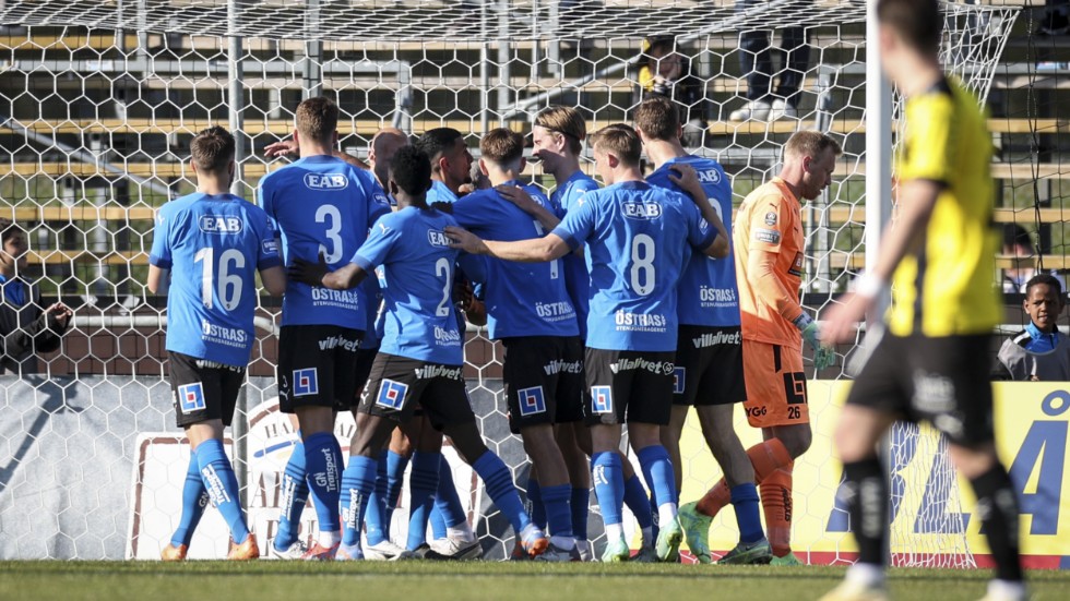 Halmstadsjubel efter 1–0 av Phil Ofosu-Ayeh under söndagens match i allsvenskan mellan Halmstad och Häcken på Örjans Vall i Halmstad.