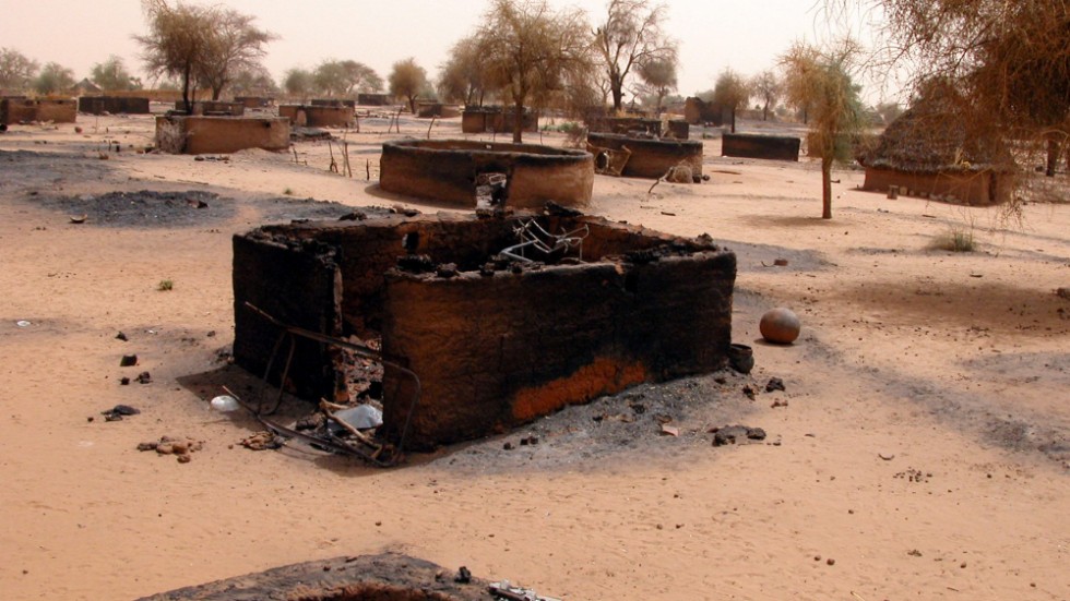 Byar brändes och invånarna mördades eller fördrevs. Här en utbränd by i Darfur 2004. Arkivbild.