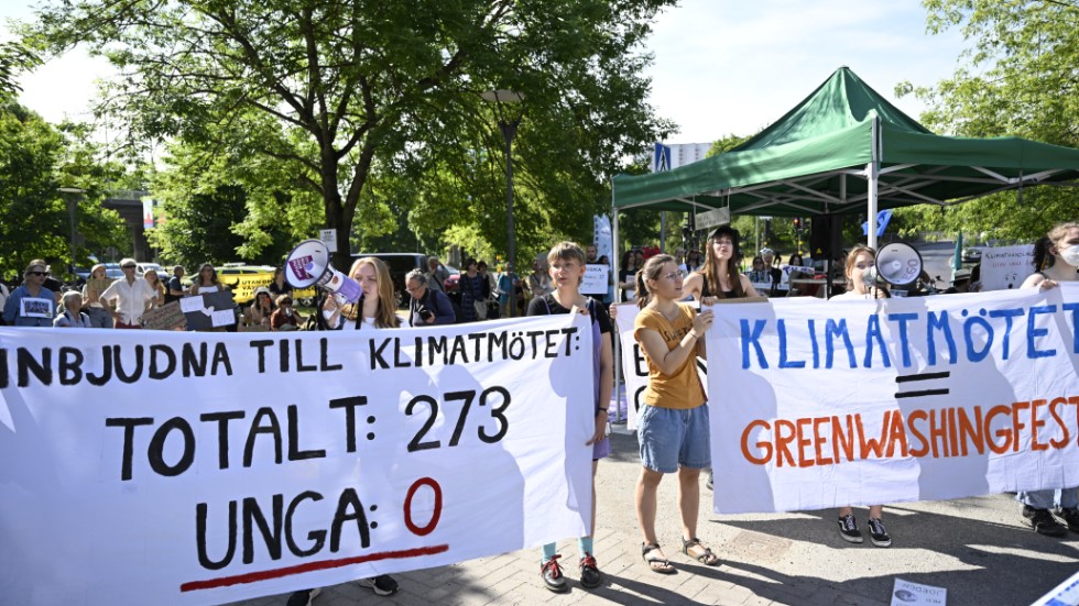 Demonstranter utanför hotellet där regeringen arrangerade nationellt klimatmöte.