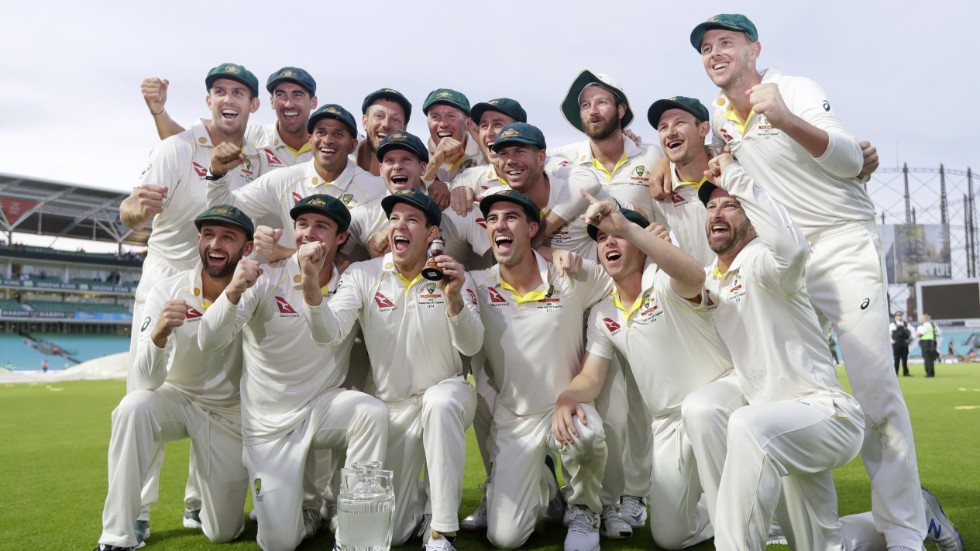 Australien firar med den lilla urnan man tävlar om i The Ashes, här efter att ha behållit pokalen efter att turneringen senast gick i England, 2019. Arkivbild.