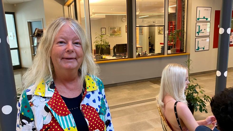 Anna-Karin Bälter har varit med om alla studentdagar utom en sedan gymnasiet i Vimmerby startade. "Det är sorgligt när en elevkull försvinner, men det kommer nya", säger hon.