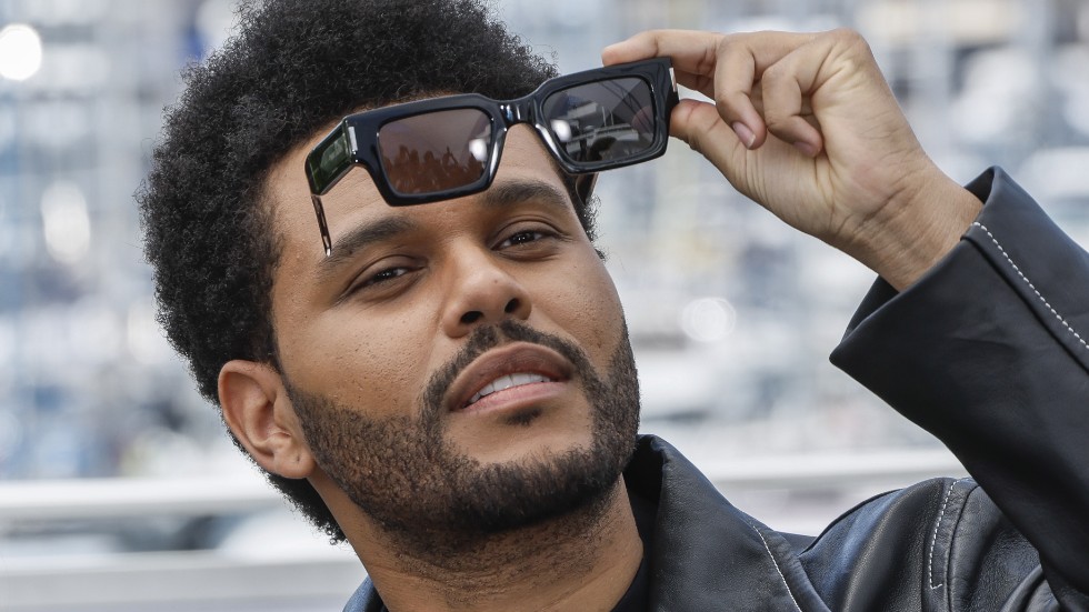 Sångaren och skådespelaren Abel Tesfaye alias The Weeknd poserar för fotografer på filmfestivalen i Cannes 2023 inför världspremiären av serien "The Idol". Ikväll spelar han i Stockholm. Arkivbild.