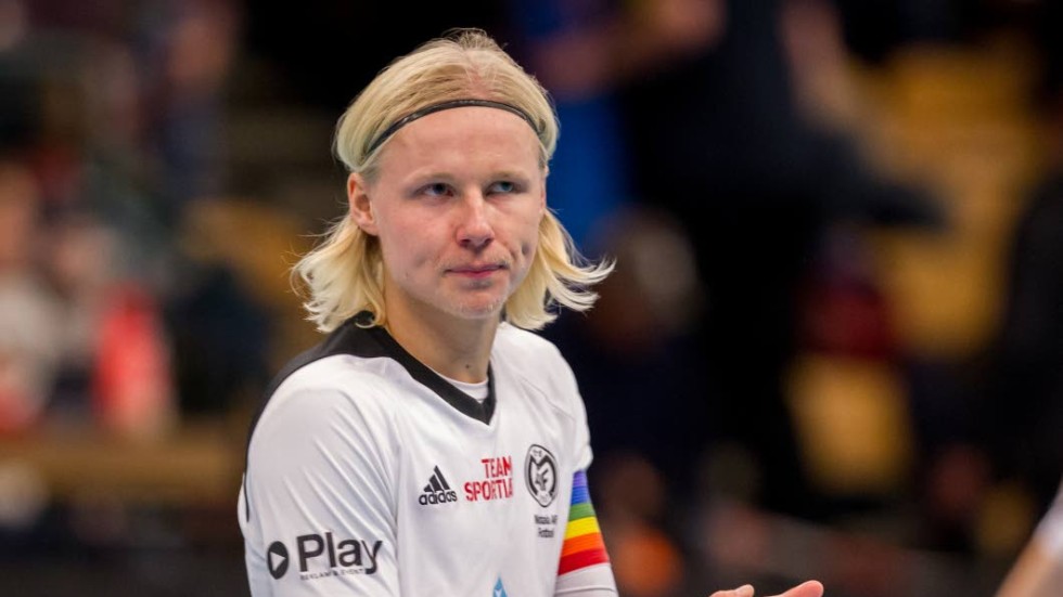 Simon Karlsson är hett eftertraktad. Nu är det nya division 1-klubben Sylvia i Norrköping som vill ha honom. "Jag kan inte uttala mig", säger Simon Karlsson om intresset.