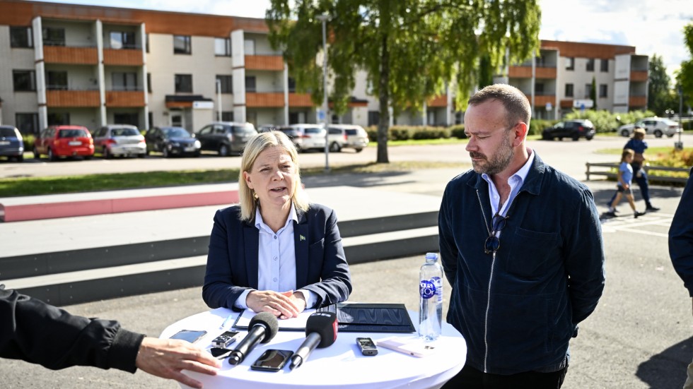 Borlänges kommunalråd Erik Nises (till höger) vill köpa tillbaka stadshuset från krisande SBB. S-ledaren Magdalena Andersson (till vänster) ställde sig nyligen bakom V-kravet på att snabbutreda statlig förköpsrätt.