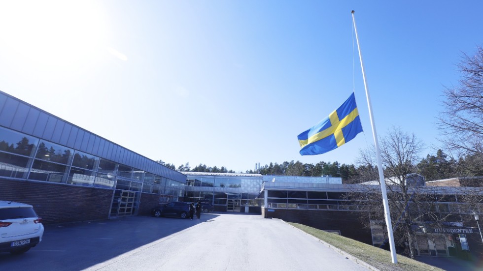 Morden i Eskilstuna skapar rädsla och osäkerhet. Insändarskribenten vill se insatser från såväl polis och kommunen som enskilda medborgare. På bilden vajar flaggan på halv stång efter dödsskjutningen vid Rekarnegymnasiet.