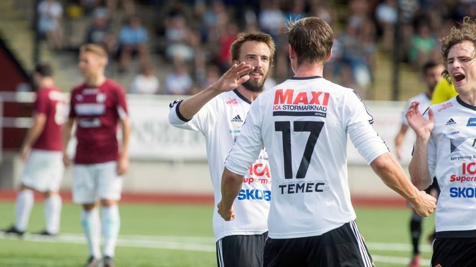 Marcus Haglind Sangré (nr 17) gjorde 1-0 för Motala AIF när man spelade 2-2 mot Qviding hemma på Idrottsparken. Alexander Magnusson Glaad är först fram att gratulera.