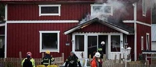 Tvåvåningshus i brand - polisen misstänker mord