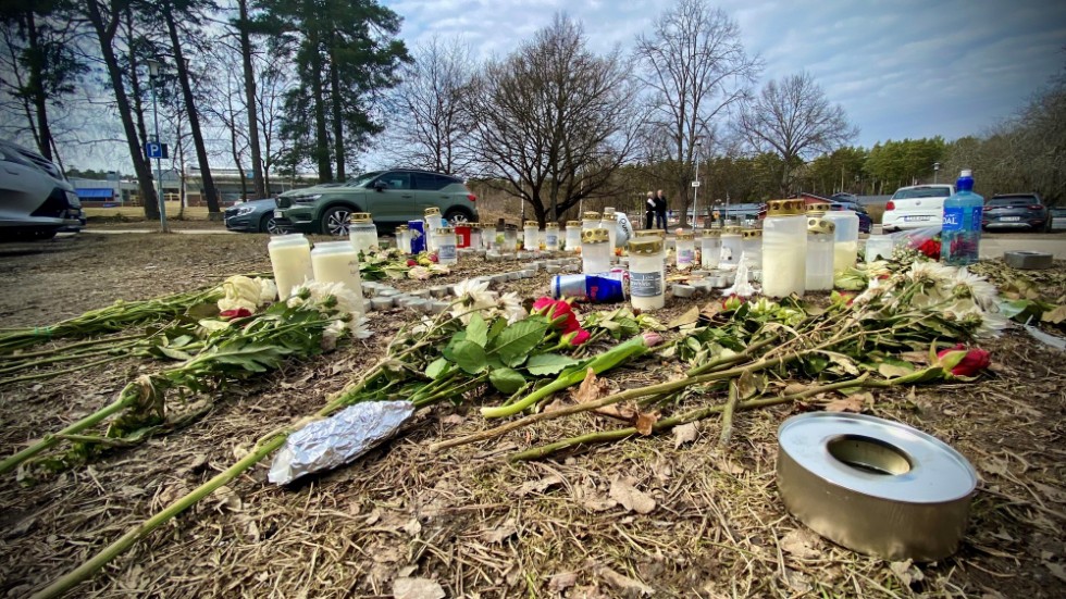 En minnesplats med ljus och blommor har växt fram vid Rekarnegymnasiet där en elev med kopplingar till kriminella nätverk mördades under skärtorsdagen. 