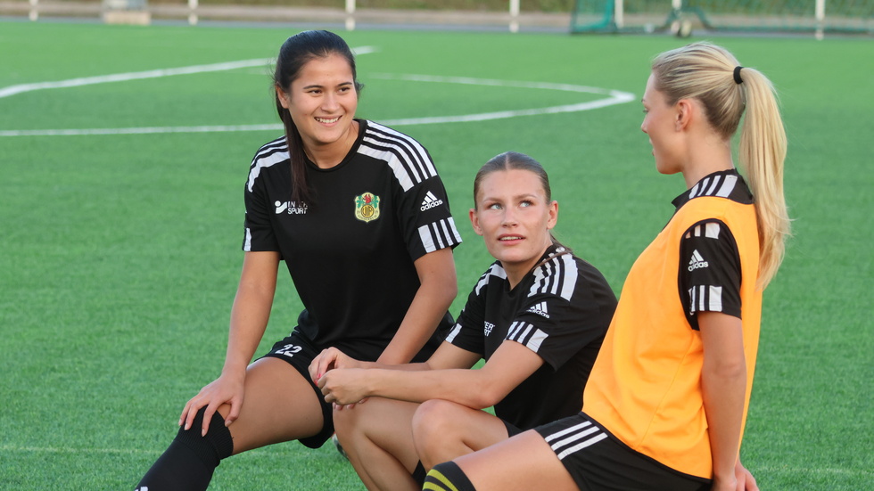 Naomi Gunder, Molly Levin och Frida Pöder i samspråk under torsdagens träning.