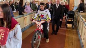 Festmässa i kyrkan • Först kom en speedwaycykel – sedan blivande ärkebiskopen • VIDEO: Se cykeln och hör sången