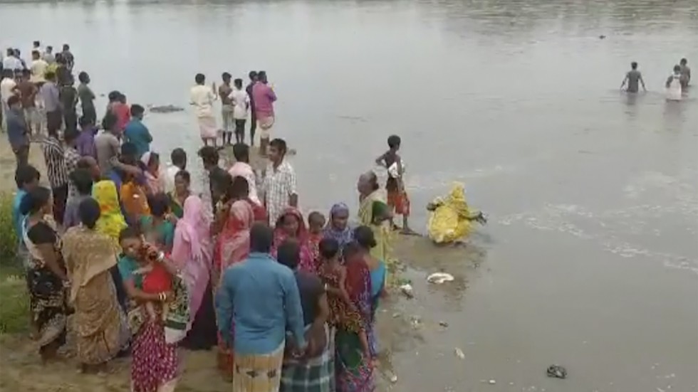 Räddningsarbetet fortsätter efter båtolyckan i norra Bangladesh. Bilden kommer från ett videoklipp.